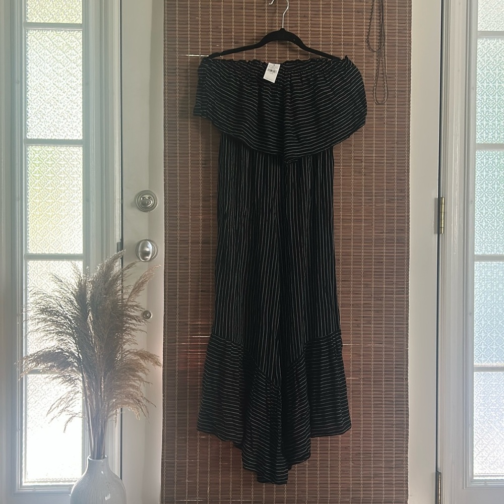 ✨American Eagle (AE) Jumpsuit✨
Black & White | Strapless & cropped | Medium
